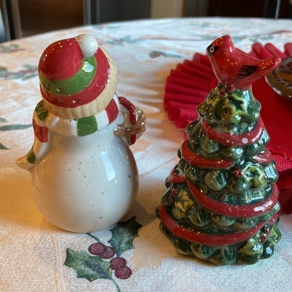 Ceramic Christmas Salt and Pepper Shakers Christmas Tree and Snowman - Picture 5 of 6